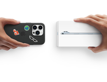 Una mano sostiene un iPhone 13 en una funda de silicón con stickers en la parte posterior para intercambiarlo por el nuevo iPhone 17 Pro, que está dentro de su caja, sostenida por otra mano.