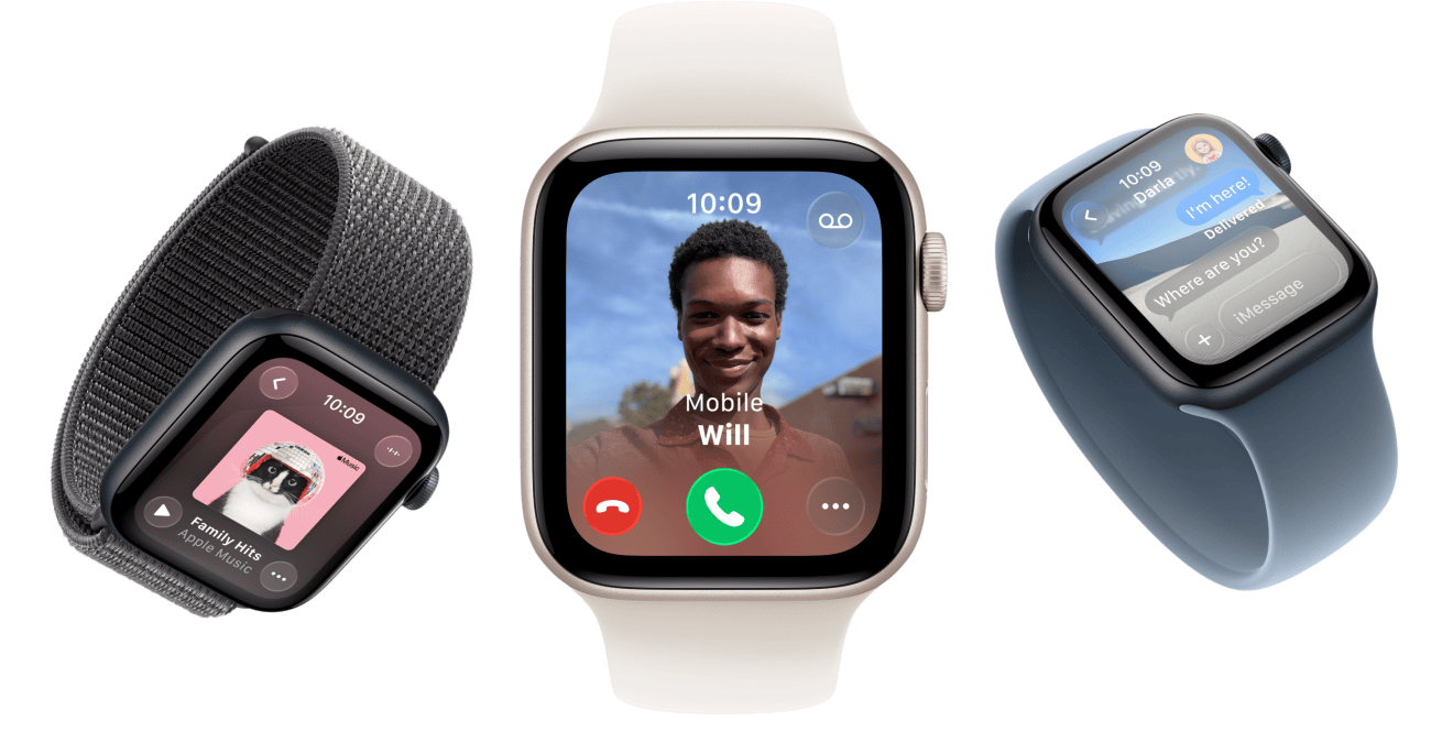 Zařízení Apple Watch SE 3, hliníková pouzdra, hvězdně bílá a inkoustově modrá barva, pletený navlékací řemínek, kurkumová barva, navlékací řemínek, neonově žlutá barva, provlékací sportovní řemínek, bazaltově černá barva, na displejích: Apple Pay, Ovládací centrum, Apple Music