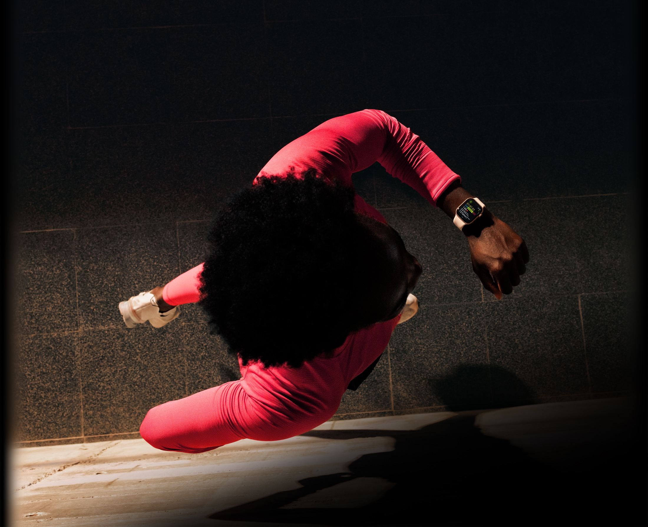 Osoba si při běhání prohlíží pokrok v aplikaci Cvičení na Apple Watch Series 11