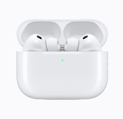 AirPods Pro 3 dans un boîtier de charge blanc ouvert