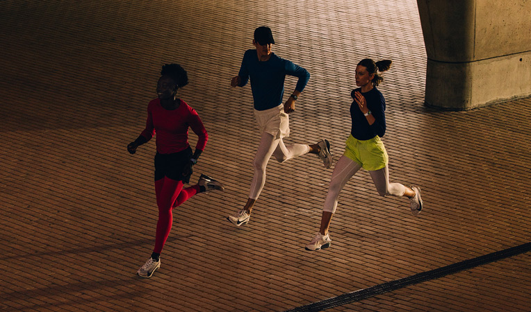 Deux personnes courent avec leur Apple Watch Series 11