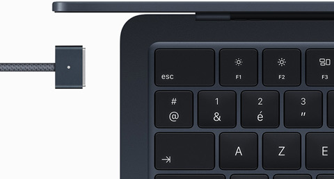 MacBook Air en finition minuit avec câble MagSafe assorti