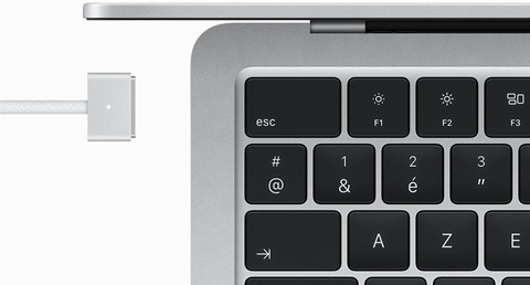 MacBook Air en finition argent avec câble MagSafe assorti