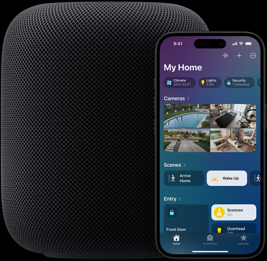 一部 iPhone 放在一部 HomePod 揚聲器前少少的位置,螢幕上顯示家居 app 的主畫面