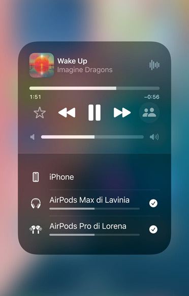 Una schermata di AirPlay su un iPhone che mostra quanto è facile condividere l’audio fra due paia di AirPods.
