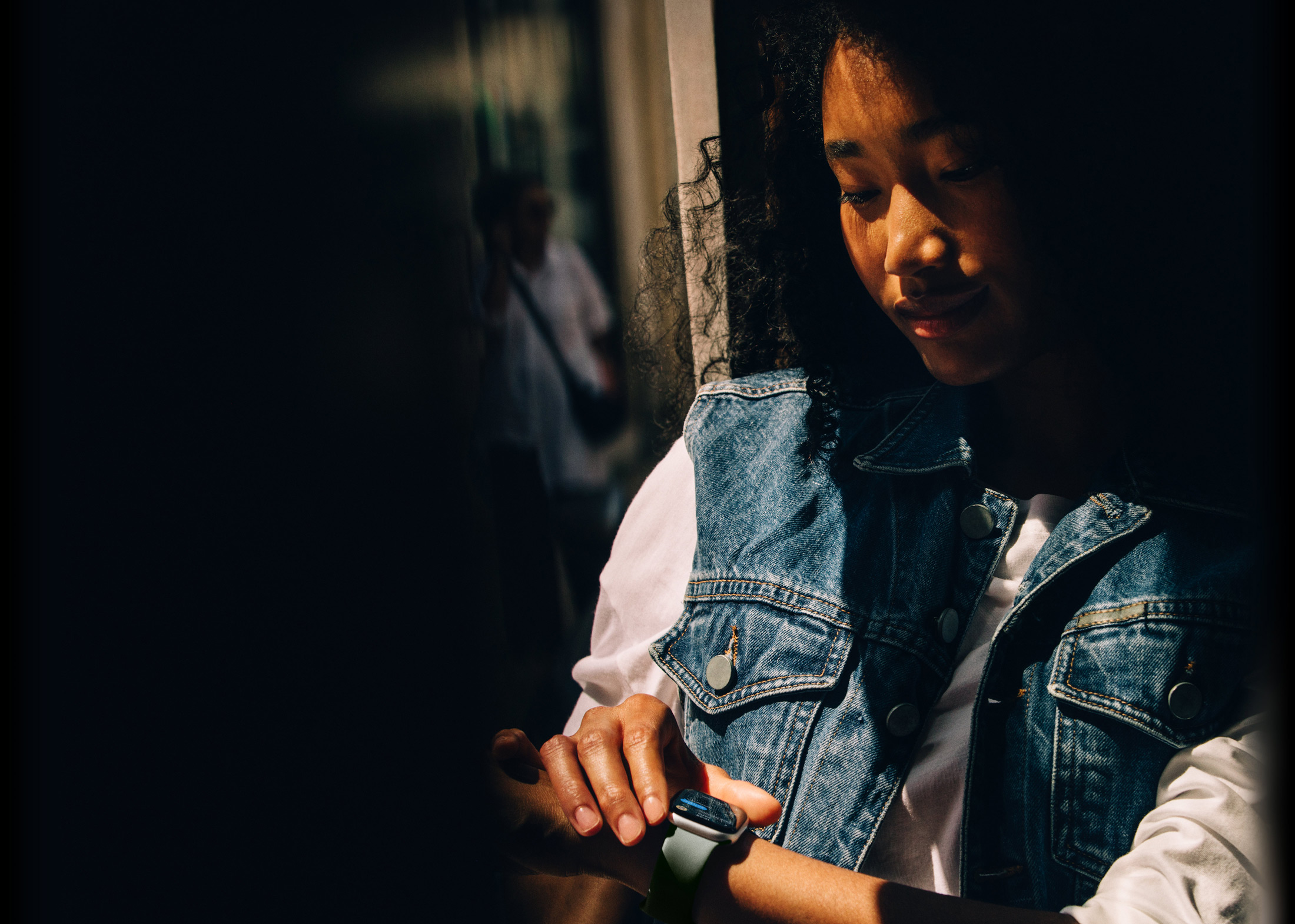 Una persona che controlla l’app Messaggi su Apple Watch Series 11