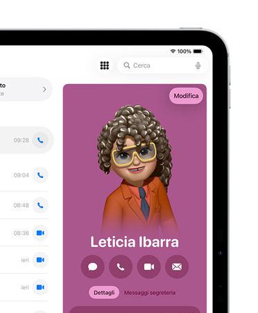 Un iPad che mostra sulla parte destra dello schermo una scheda di contatto nell’app Telefono aperta con opzioni come Messaggio e Chiama