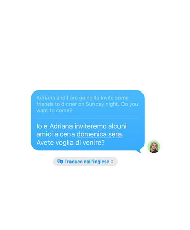 Traduzione in tempo reale in Messaggi con il messaggio dell’utente “Adriana and I are going to invite some friends to dinner on Sunday night. Do you want to come?” tradotto automaticamente in spagnolo