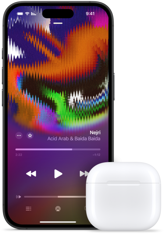 علبة شحن مفتوحة وبداخلها سماعة AirPods 4، بجانب جهاز iPhone يعرض سماعة AirPods 4 متصلة.