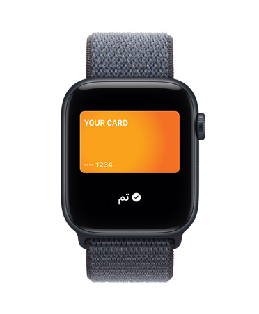 Apple Watch SE 3 بإطار من الألومنيوم ولون سماء الليل، وApple Pay في تطبيق المحفظة من Apple، والجزء الخارجي الأيمن يُظهِر التاج الرقمي، وحزام Loop رياضي بلون أزرق حديدي