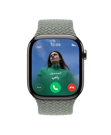 Apple Watch Series 11، لون طبيعي، إطار تيتانيوم، اتصال وارد، صورة جهة الاتصال، زرّي قبول المكالمة ورفضها، الجزء الخارجي الأيمن، التاج الرقمي، الحزام، حزام Loop أحادي مَجدول بلون رمادي مخضر