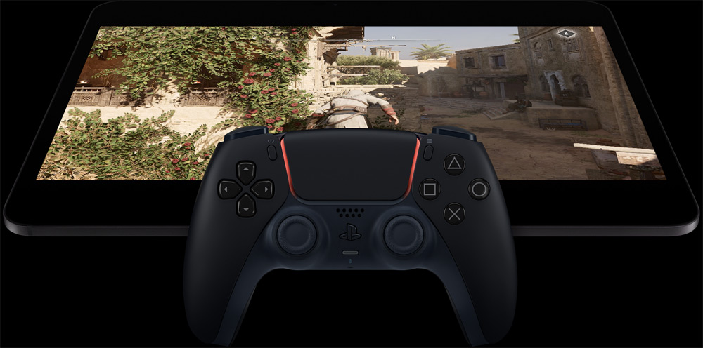 جهاز iPad Pro في الوضع الأفقي، شاشة تعرض لعبة فيديو، وحدة تحكم PlayStation أمام جهاز iPad