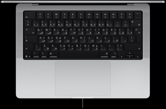 لقطة علوية لجهاز MacBook Pro مقاس 14 إنش تبيّن لوحة التعقب التي تعمل بالضغط القوي وتقع أسفل لوحة المفاتيح