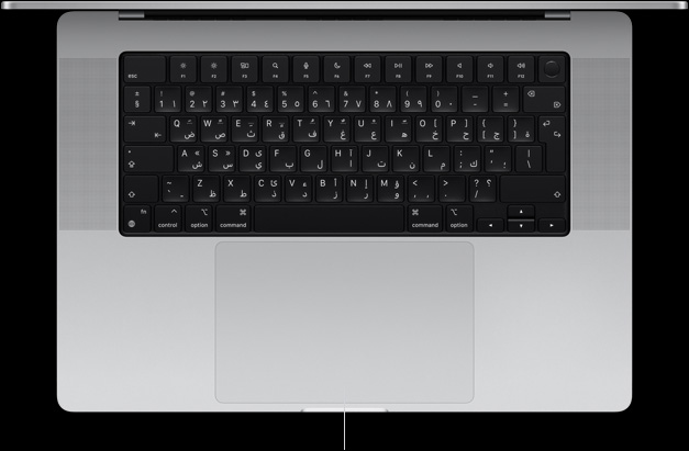 لقطة علوية لجهاز MacBook Pro مقاس 16 إنش تبيّن لوحة التعقب التي تعمل بالضغط القوي وتقع أسفل لوحة المفاتيح