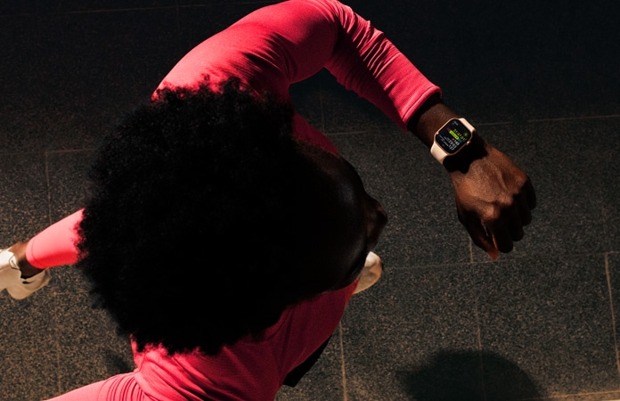 صورة بالأبيض والأسود لأشخاص يركضون، والنص التالي مكتوب فوق الصورة: