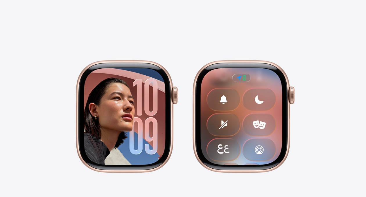 صورة لساعة Apple Watch باللون الذهبي الوردي من دون حزام، ويظهر تطبيق الساعة على واجهة الساعة ويعرض تصميم Liquid Glass الجديد لنظام watchOS 26