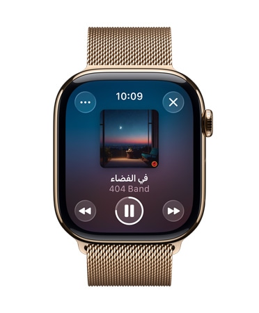 صورة لساعة Apple Watch من التيتانيوم بلون ذهبي مع حزام Loop ميلانيز، وتعرض واجهة الساعة موسيقى Apple Music وأدوات تحكم بتصميم Liquid Glass شبه شفاف