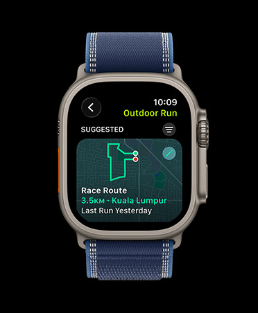 Apple Watch Ultra 3, natural colour, titanium case, Race Route, Outdoor Run workout, strap, Trail Loop, blue/bright blue colour