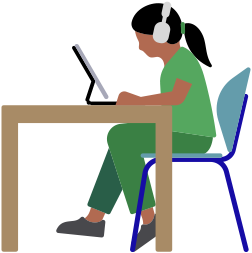 سيدة ترتدي سماعات AirPods Max وتستخدم جهاز iPad أثناء جلوسها إلى مكتب