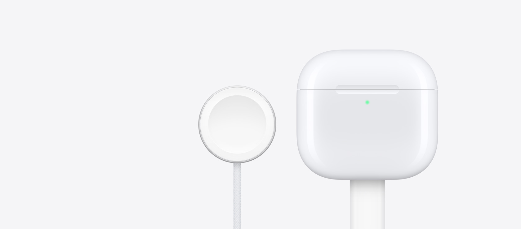 Le boîtier de charge des AirPods 4 à coté d’un chargeur d’Apple Watch.