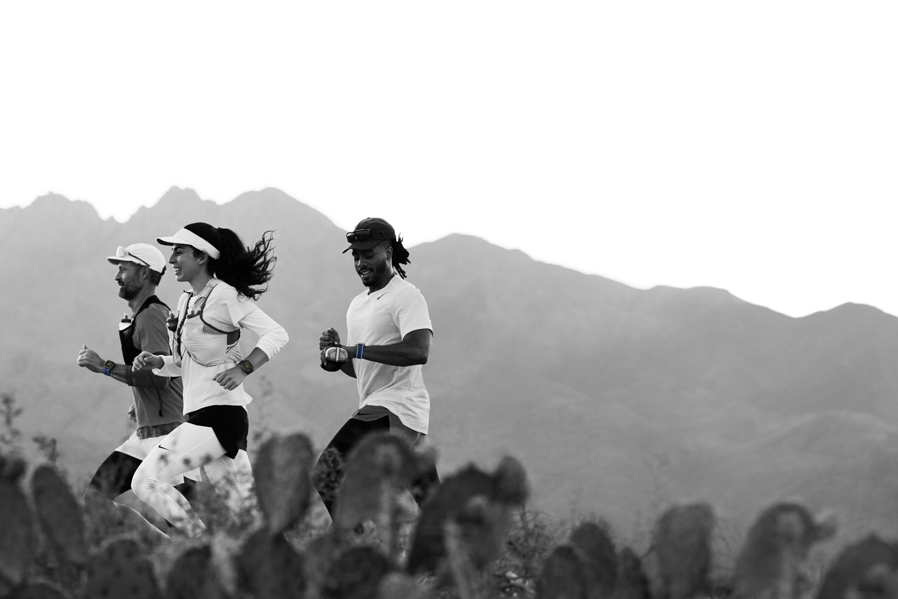 Alcune persone che monitorano i loro allenamenti su Apple Watch Ultra 3 mentre corrono nel deserto