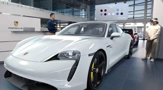Une cliente dans un showroom Porsche portant l’Apple Vision Pro visualise la projection 3D d’une voiture de sport et parle avec un employé
