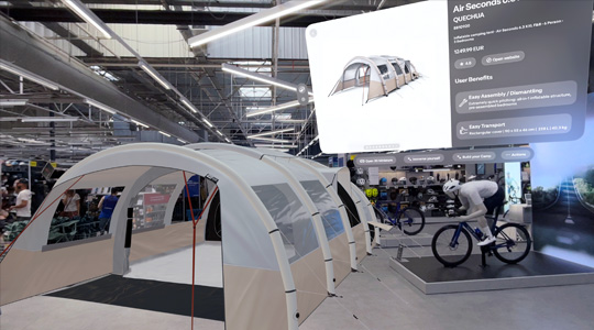 La projection 3D d’une tente de camping est affichée en superposition dans un showroom d’articles de sport, et une fenêtre flottante montre des informations supplémentaires sur le produit