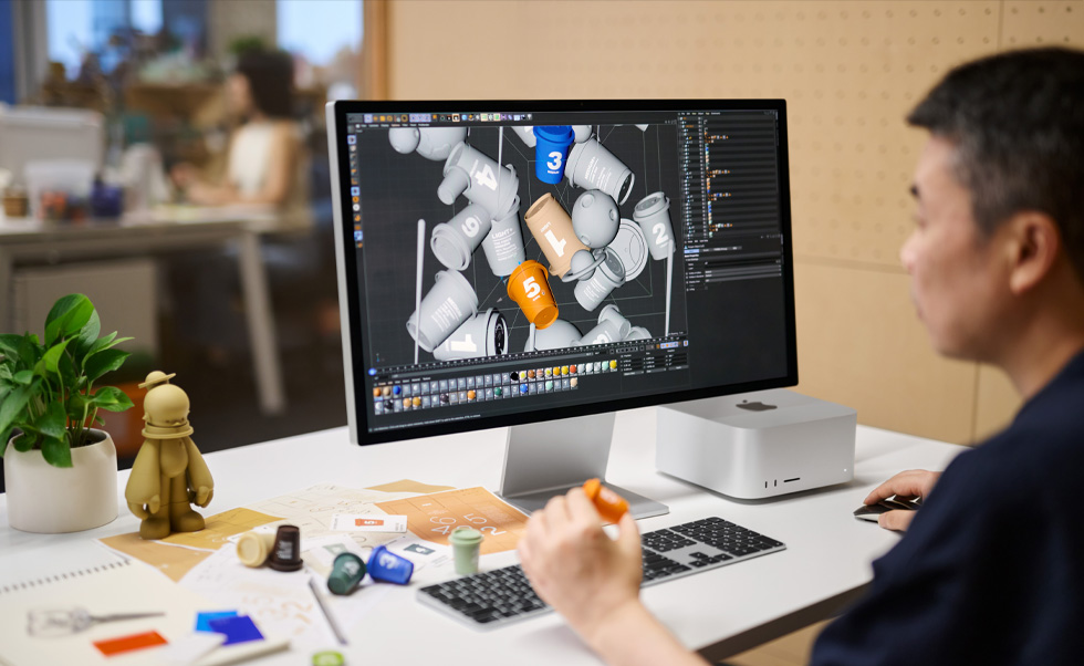 Un membre de l’équipe de design utilise le Mac pour effectuer des rendus 3D.