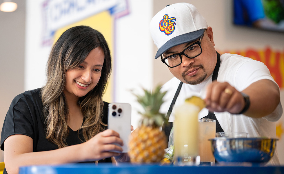 L’équipe utilise l’iPhone pour filmer des contenus qu’elle partage ensuite avec la clientèle.