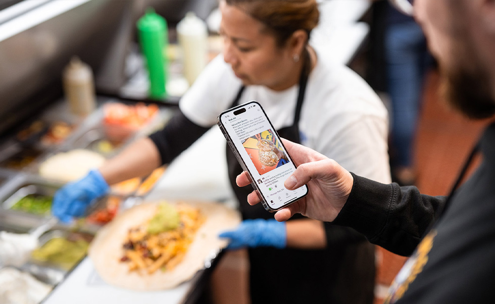 Slack sur iPhone aide les équipes de Señor Sisig à communiquer de manière fluide d’un site à l’autre.
