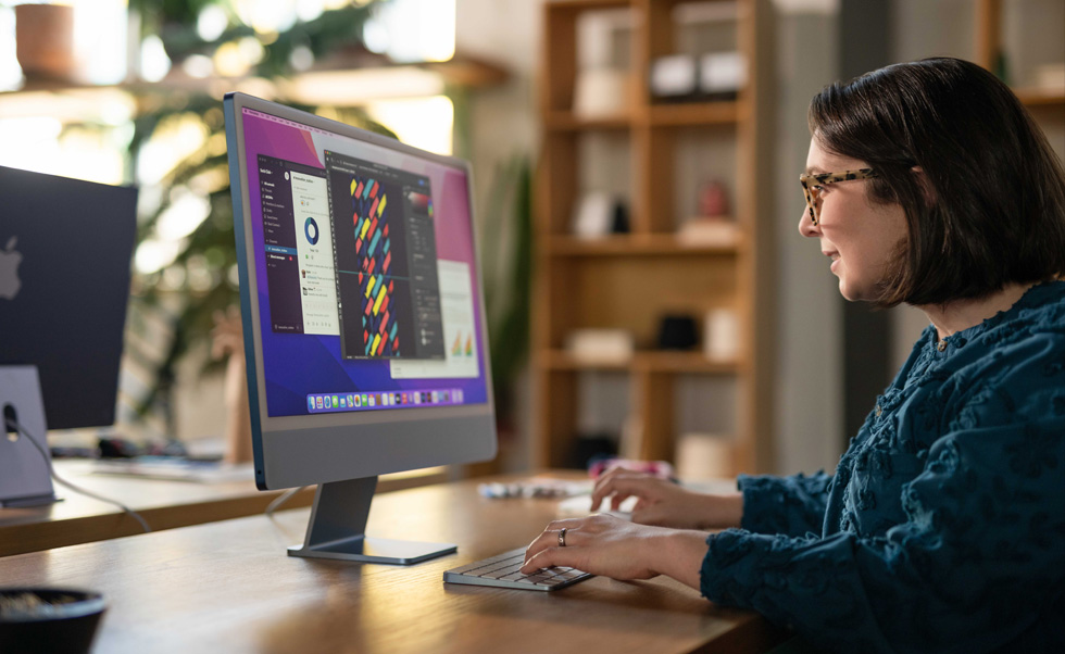 Un membre de l’équipe de design crée des modèles sur mesure sur Mac.