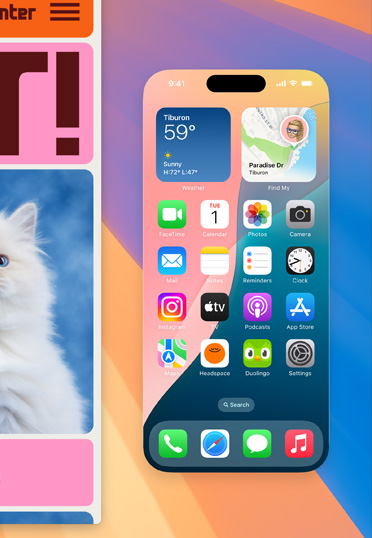 一台 MacBook 桌面顯示了一個全尺寸的 iPhone 屏幕,上面有各種小工具。屏幕左邊的瀏覽器窗口顯示著一個色彩豐富的背景。