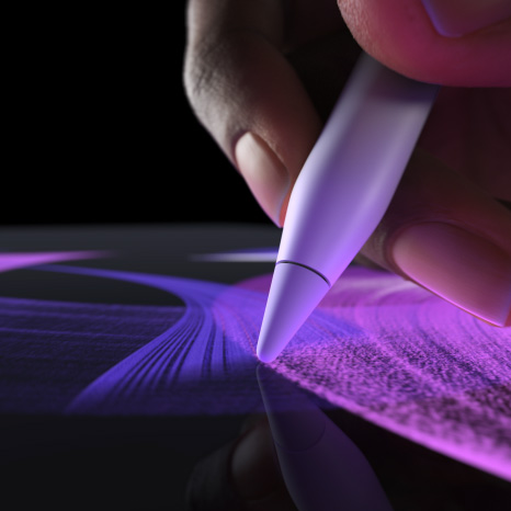 قلم Apple Pro، الجزء الجانبي الخارجي، لون أبيض، يد تحمل القلم وترسم خط فرشاة أزرق زاهياً