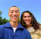 „Center Stage“ nuotraukų funkcija, išryškinanti kelių žmonių veidus