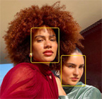 „Center Stage“ nuotraukų funkcija, išryškinanti kelių žmonių veidus