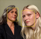 „Center Stage“ nuotraukų funkcija, išryškinanti kelių žmonių veidus