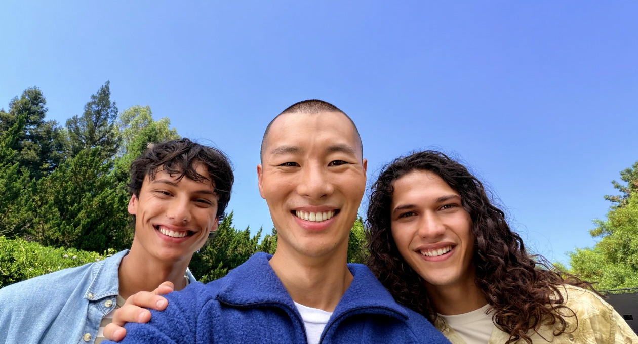 Grupinė asmenukė su „Center Stage“ nuotraukų funkcija.