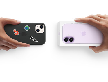 جنباً إلى جنب، صورة يد تحمل iPhone 13 بحافظة سيليكون مع ملصقات على الجزء الخلفي الخارجي، لتستبدله مع يد تحمل علبة iPhone جديدة تحوي iPhone 17