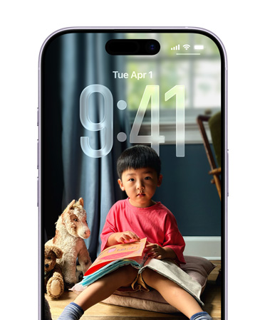 „iPhone“ užrakintas ekranas, kuriame rodomas laikas, pritaikomas prie užrakinto ekrano nuotraukos