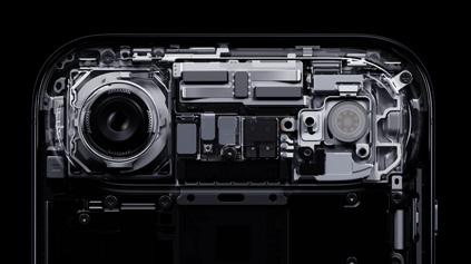 iPhone Air, componentes internos en el módulo elevado, entre ellos la cámara Fusion principal, el flash de la cámara y el chip