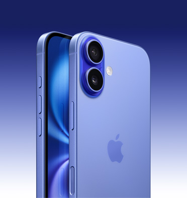 Due iPhone 17 blu oltremare, uno di fronte all’altro: uno mostra parzialmente il display e il lato, con tasto Azione e tasti del volume. L’altro mostra la parte posteriore, con sistema evoluto a doppia fotocamera nell’angolo in alto a sinistra, e il lato, con tasto laterale.