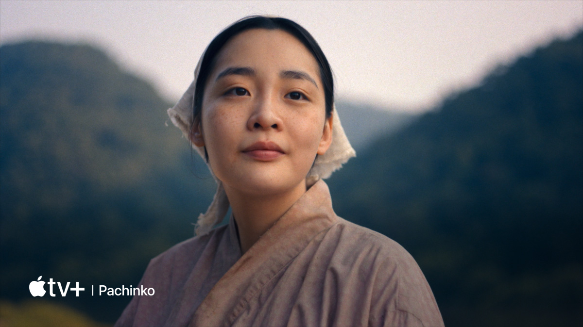 تلفزيون بشاشة مسطحة يعرض فيديو لجميع خدمات Apple المتوفرة على Apple TV